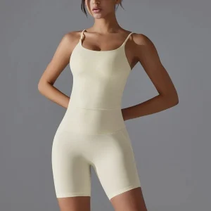 Conjunto desportivo justo com calções e top